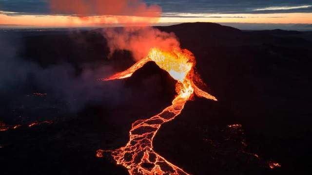 反思：湯加海底火山噴發，通信被毀全境失聯