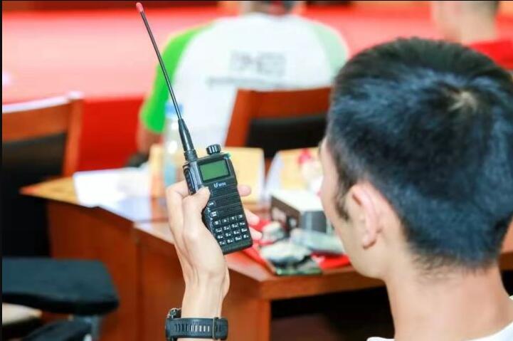 帶收音機坐飛機，能夠全程監聽到機組人員與地面的通話嗎？